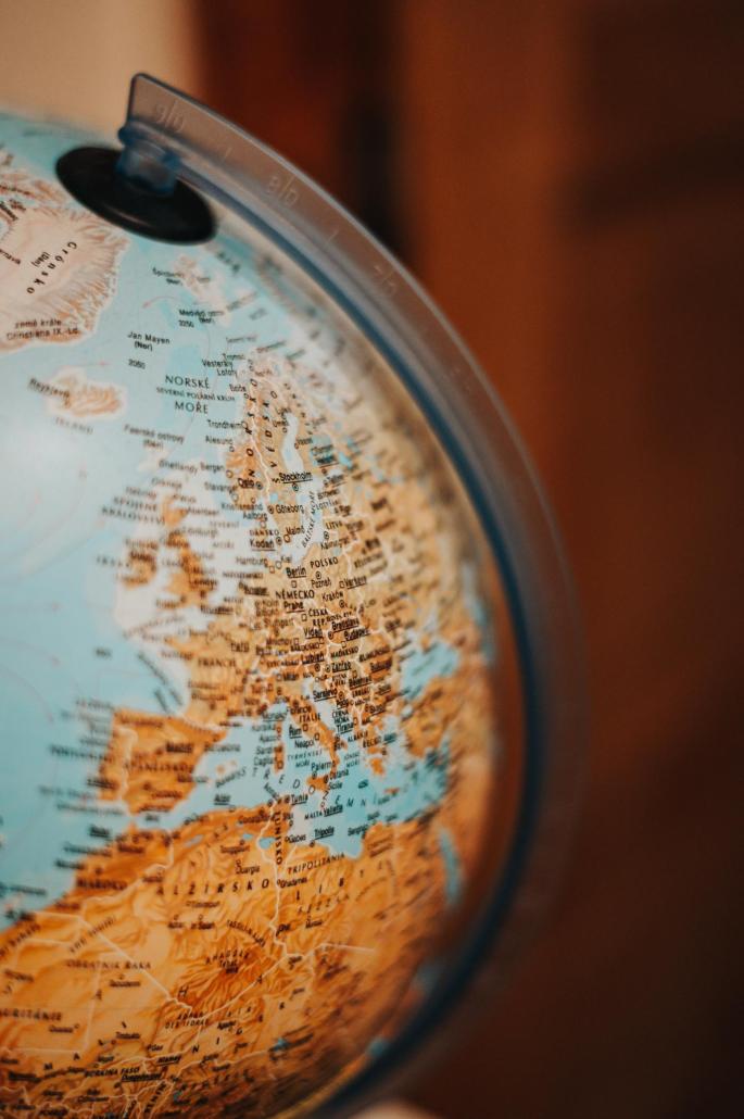 © Foto von <a href="https://unsplash.com/@jxk?utm_source=unsplash&utm_medium=referral&utm_content=creditCopyText">Jan Kopřiva</a> auf <a href="https://unsplash.com/de/s/fotos/globe?utm_source=unsplash&utm_medium=referral&utm_content=creditCopyText">Unsplash Detailaufnahme eines Globus